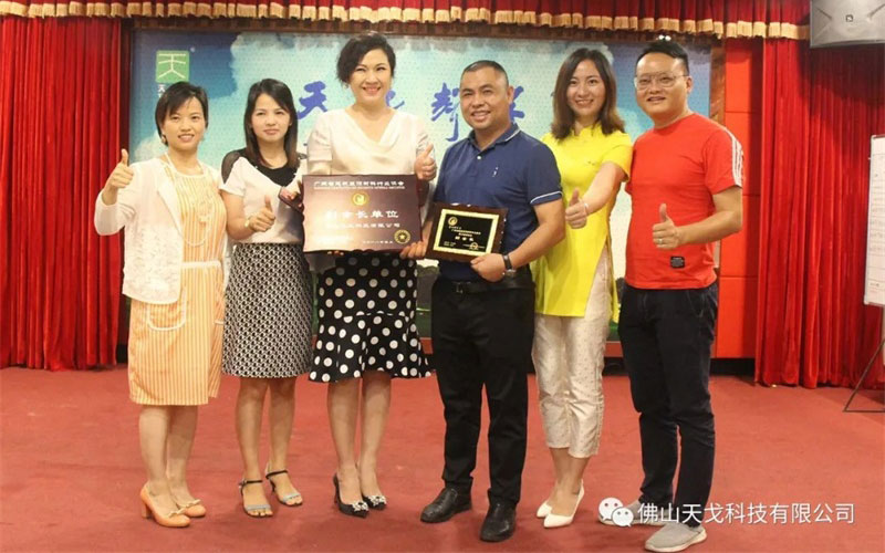 頒發副會長證書