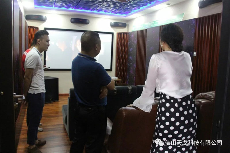 黃董陪同會長蘭芳參觀我司家庭影院體驗廳